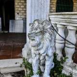 Un leone in marmo che abbellisce l'entrata della villa